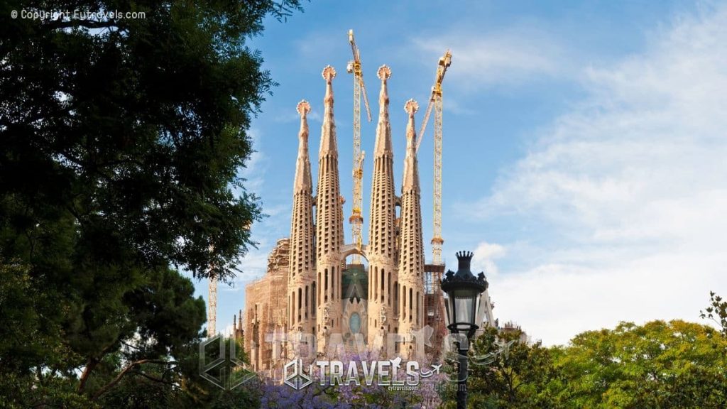10-best-tourist-places-in-barcelona-La-Sagrada-Familia